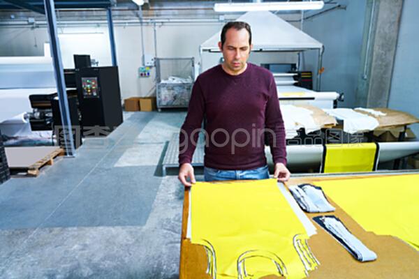 時(shí)裝轉(zhuǎn)讓工廠的生產(chǎn)人員。時(shí)裝轉(zhuǎn)讓工廠的生產(chǎn)人員