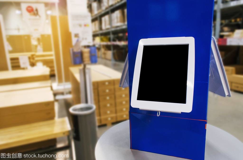 空白屏幕顯示器或平板電腦在工廠, 廣告, 批發, 物流, 商業, 出口和貨物倉庫業務的概念在辦公桌上